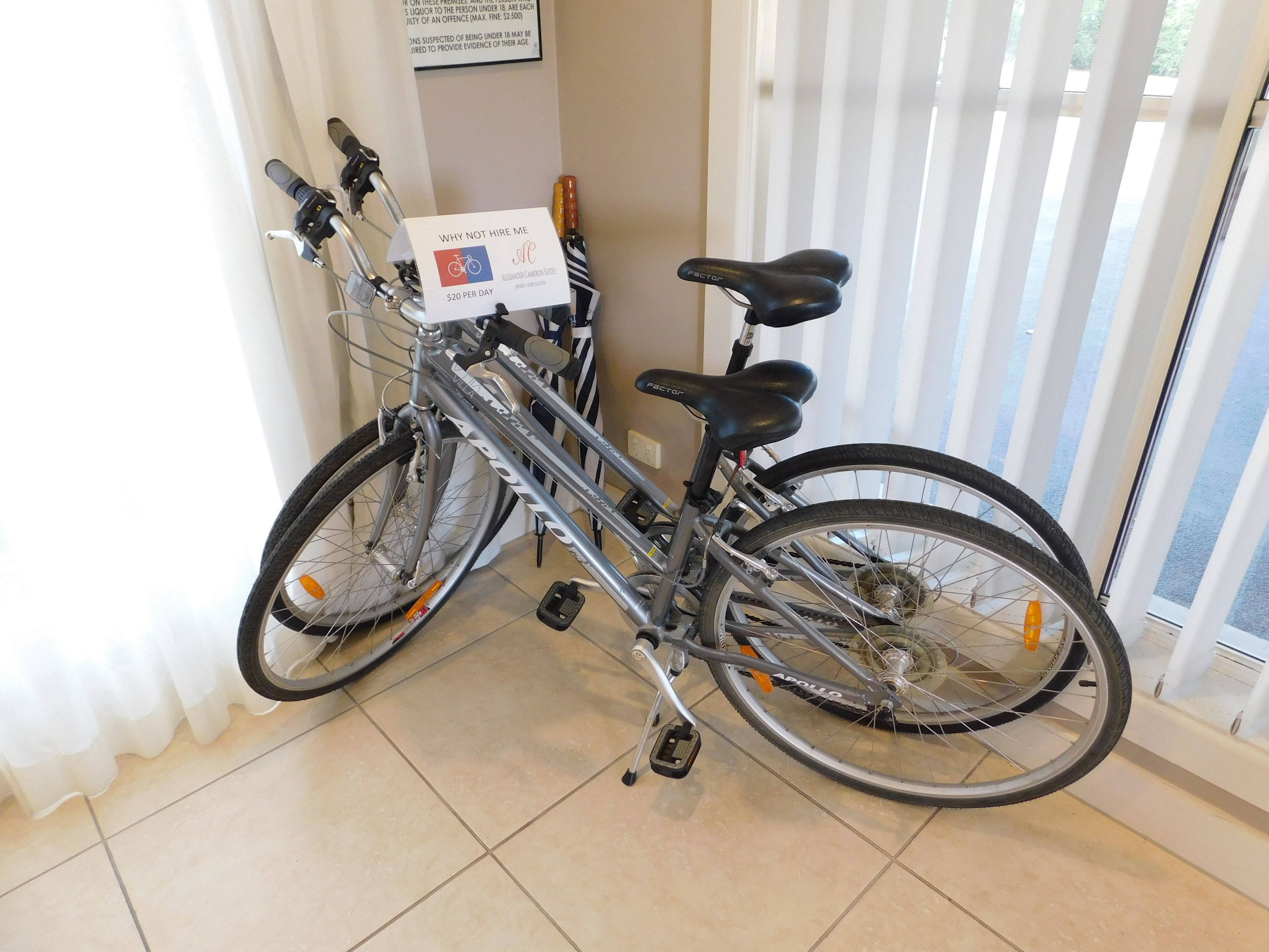 Ein Fahrrad steht in einem Raum, mit einem Schild daran.