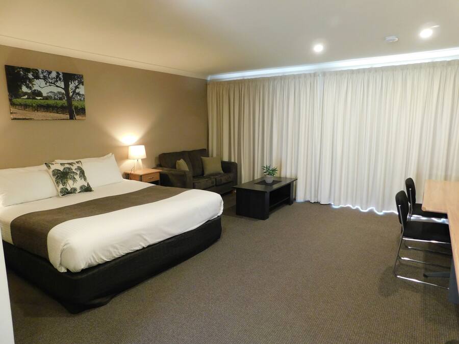 Deluxe suite, 1 kingsize bed (East Side) | Een bureau, een strijkplank/strijkijzer, babybedden, gratis wifi