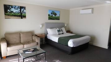 Deluxe south side Queen suite | 1 bedroom, desk, iron/ironing board, cots/infant beds