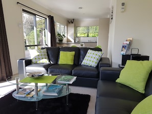 Comfort-Ferienhaus, 1 Schlafzimmer, Gartenblick, zum Garten hin | Wohnbereich | Flachbildfernseher