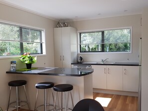 Familie cottage, 2 slaapkamers | Privékeuken | Een koelkast, een magnetron, een oven, een kookplaat