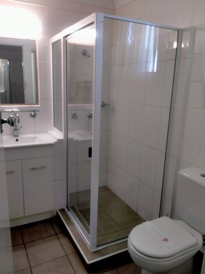 Ducha, artículos de tocador gratuitos, secador de pelo, toallas
