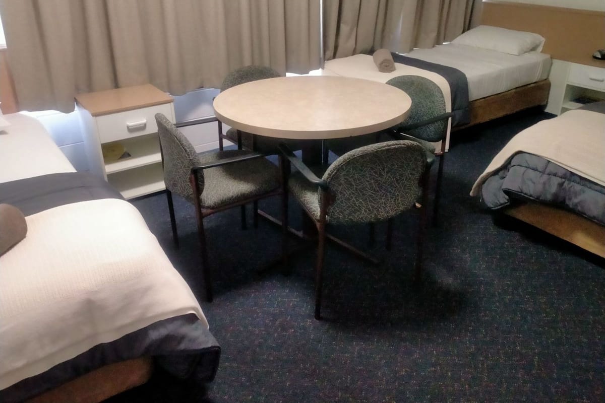 Kamar Keluarga, Bebas Asap Rokok, dapur kecil | Didekorasi berbeda-beda, meja kerja, dan setrika/meja setrika