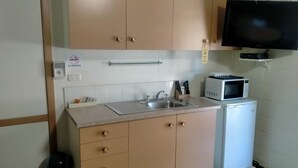 Family Room, Non Smoking, Kitchenette | Private kitchenette | Coffee/tea maker, fridge - Oakey Motel (Oakey)