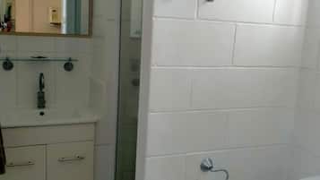 Family Room, Non Smoking, Kitchenette | Bathroom | Shower, free toiletries, hair dryer, towels