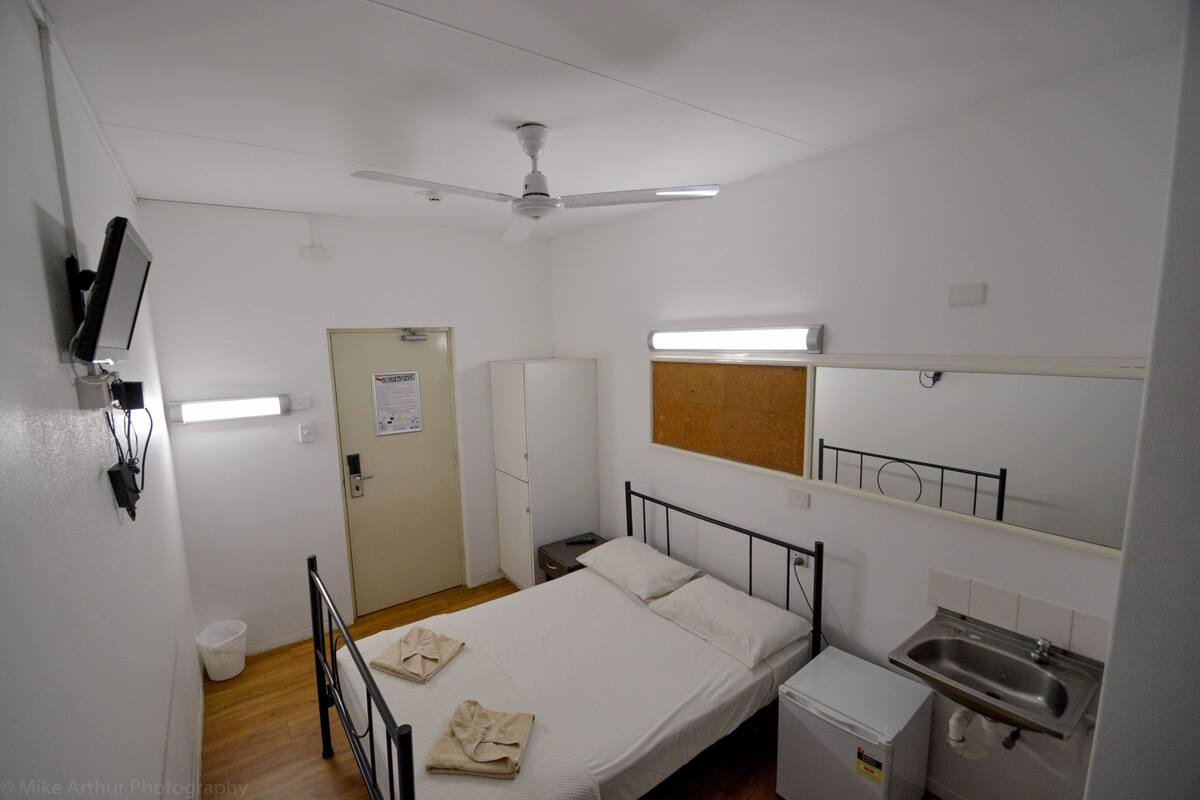 Double Room, Shared Bathroom | Free WiFi, bed sheets