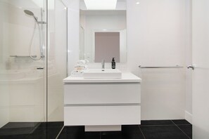 Executive Apartment | Bathroom | Shower, free toiletries, hair dryer, slippers - Vintages Accommodation (Margaret River)