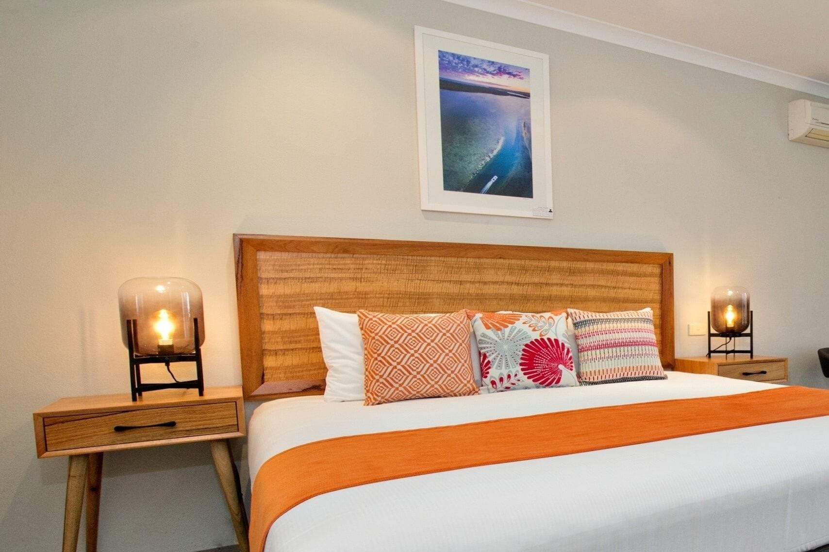 King Studio with Shared Courtyard | Individually decorated, individually furnished, blackout drapes