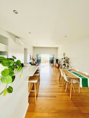 Executive Apartment | Living area | Flat-screen TV, DVD player - Vintages Accommodation (Margaret River)