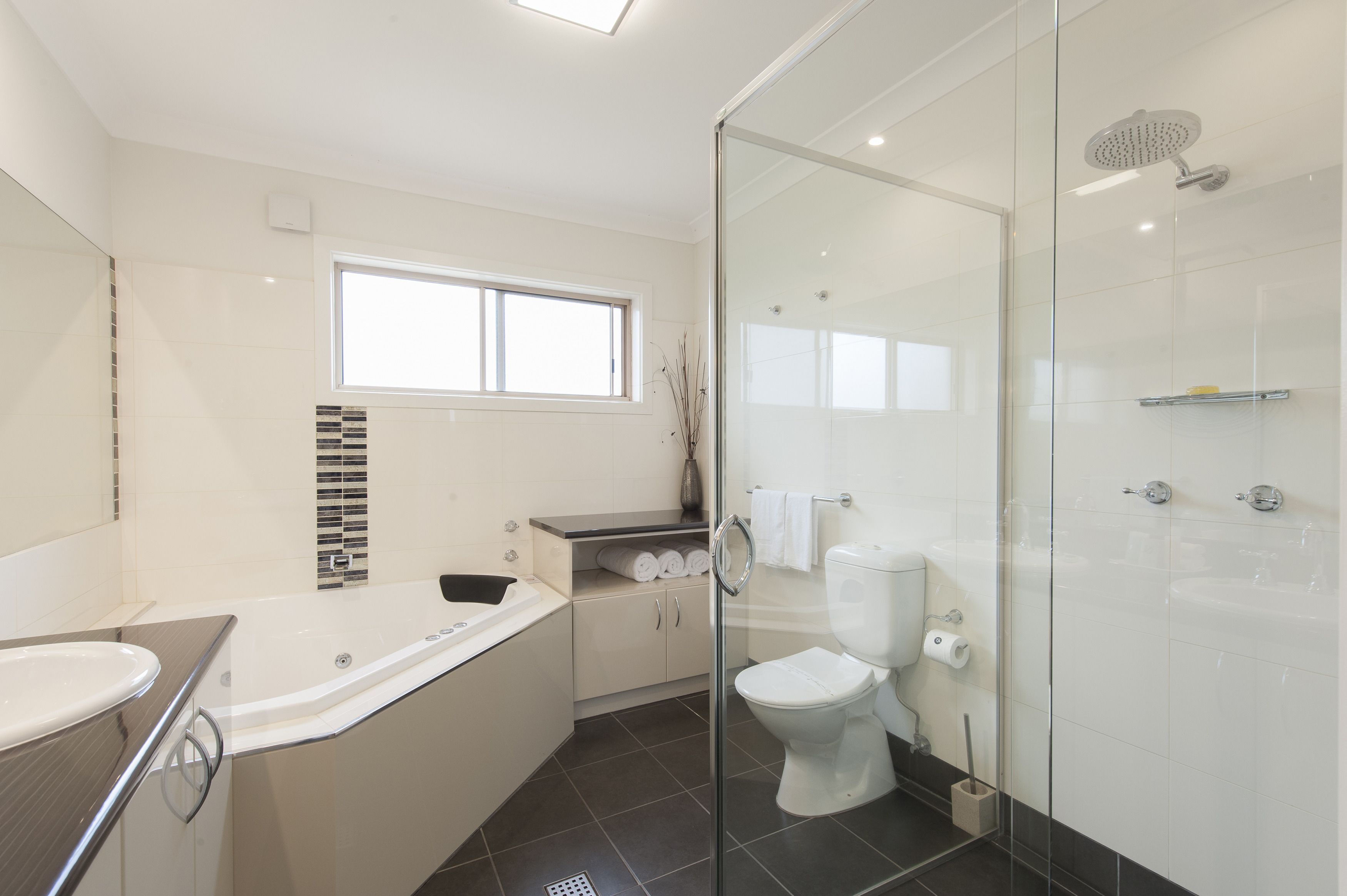 Corner Spa Suite | Bathroom | Free toiletries, hair dryer, towels, soap