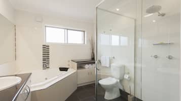 Corner Spa Suite | Bathroom | Free toiletries, hair dryer, towels, soap