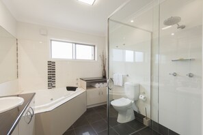 Corner Spa Suite | Bathroom | Free toiletries, hair dryer, towels, soap
