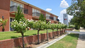 A brick motel with a sign indicating 3 rooms available. - Rsl Club Motel (Wagga Wagga)