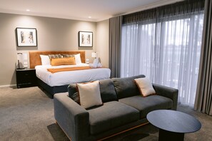 奢華套房, 1 張特大雙人床, 按摩浴缸 (Luxury Spa Suite) | 書桌、隔音、熨斗/熨衫板、免費 Wi-Fi