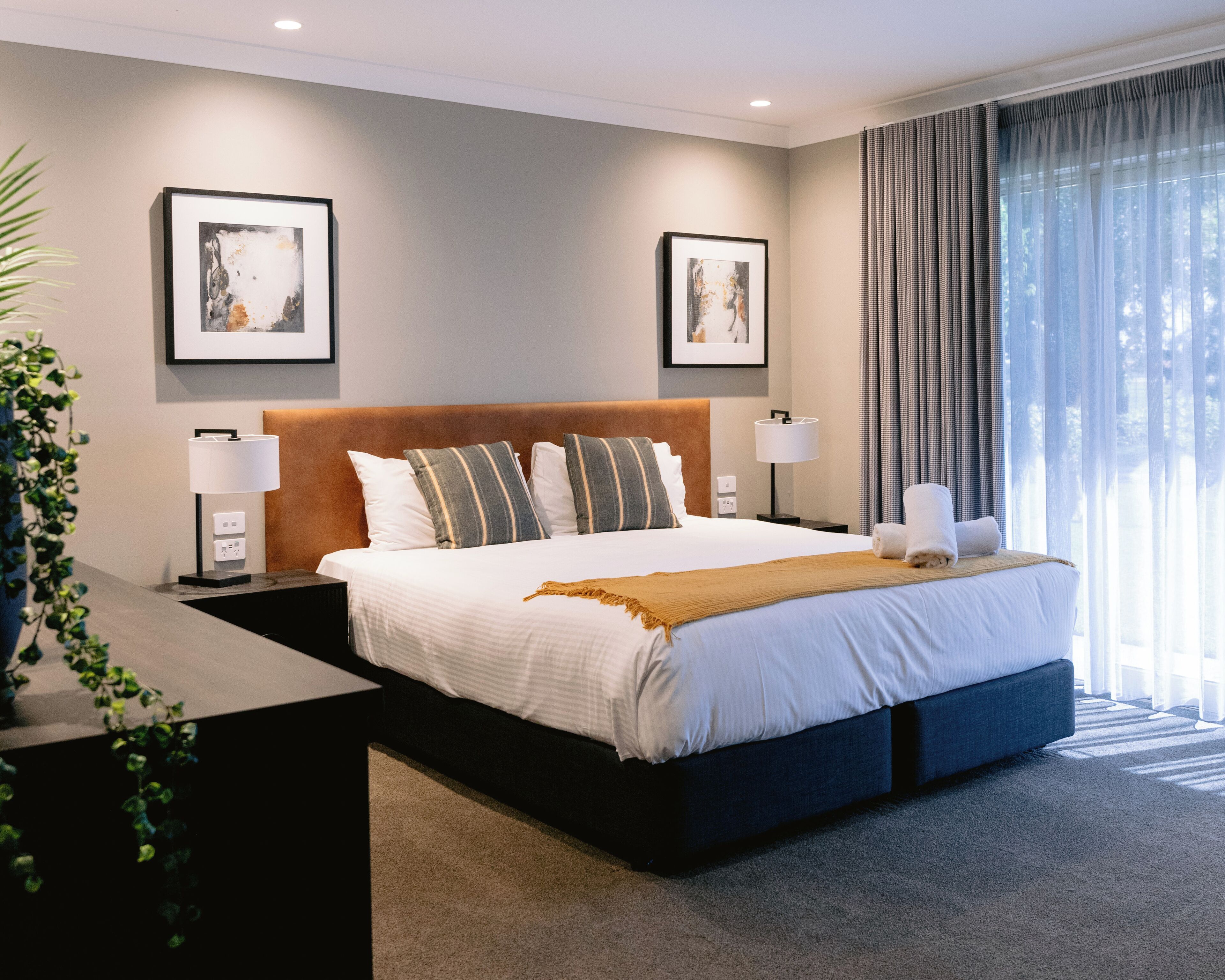 Desk, soundproofing, iron/ironing board, free WiFi