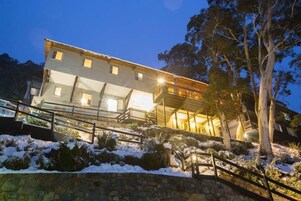 住宿正面 - 傍晚/夜晚