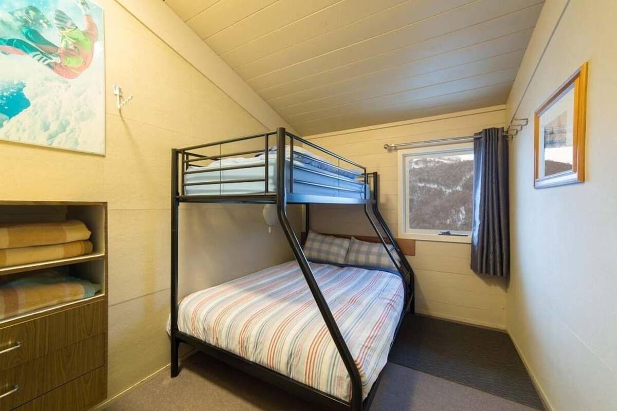 Double Room | WiFi (free), bed sheets