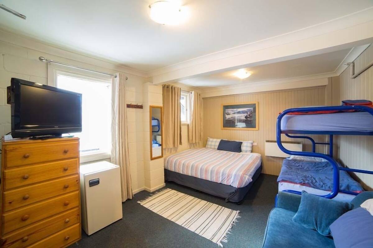 Family Room | WiFi (free), bed sheets