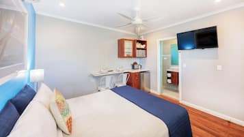 Kamar Deluks, 1 Tempat Tidur Queen | Dapur pribadi | Lemari es, microwave, mesin pembuat kopi/teh, dan ketel listrik