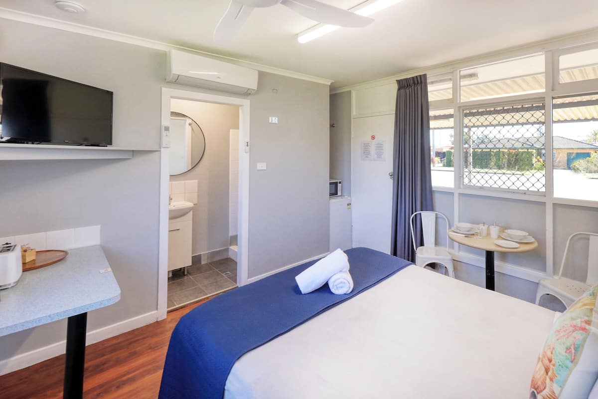 Chambre Standard, 1 grand lit | Literie de qualité supérieure, surmatelas, Wi-Fi gratuit, draps fournis