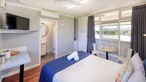 Standard Queen Room | Premium bedding, pillowtop beds, free WiFi, bed sheets - Almare Tourist Motel (Ballina)