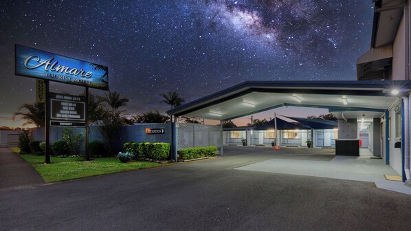 Premium bedding, pillowtop beds, free WiFi, bed sheets - Almare Tourist Motel (Ballina)