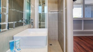 Deluxe Queen Room | Bathroom | Shower, free toiletries, hair dryer, towels - Almare Tourist Motel (Ballina)