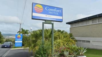 A Comfort Hotel sign with a logo, name, and location.