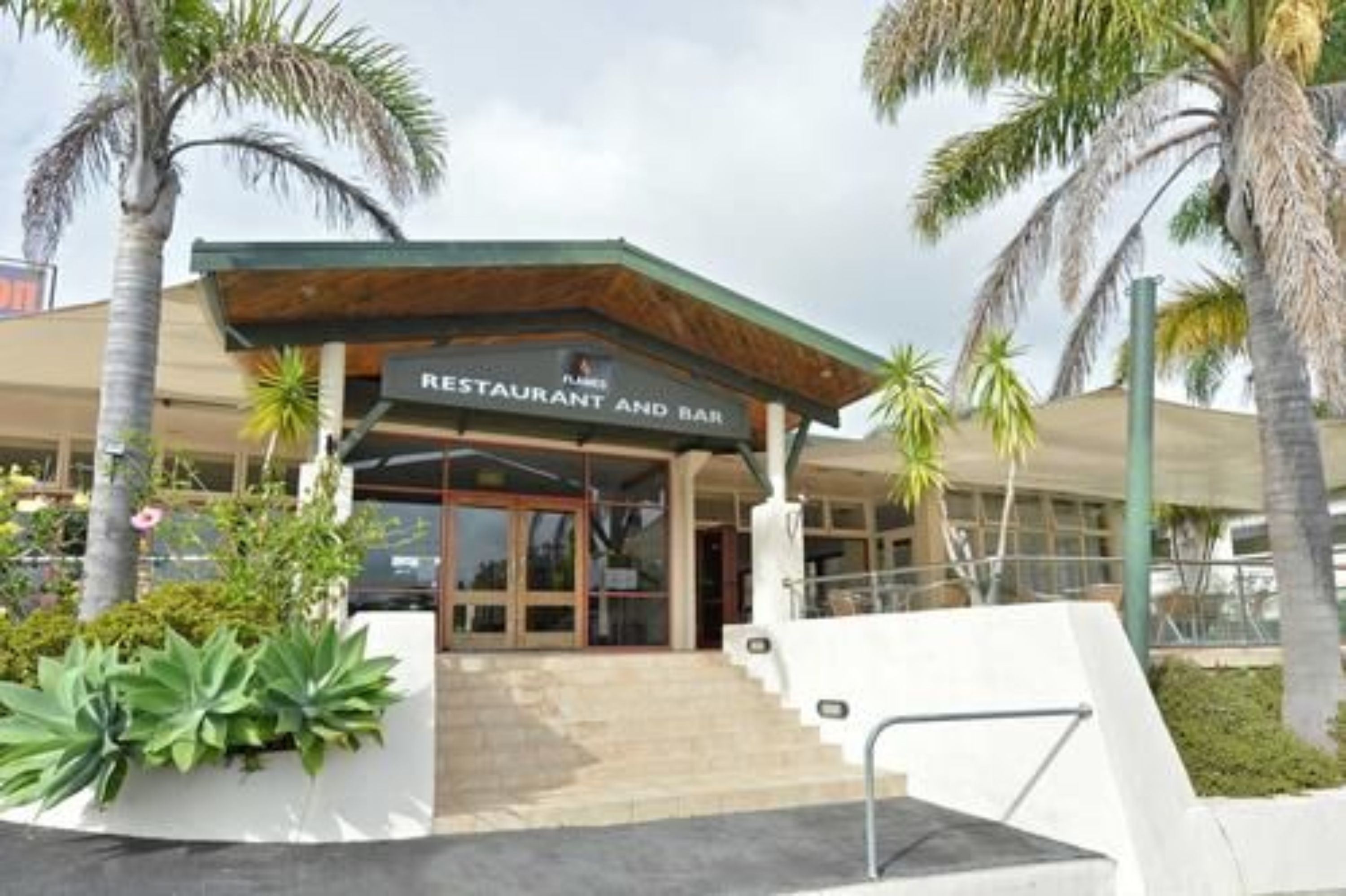 Petit déjeuner et dîner servis sur place, spécialités Cuisine fusion