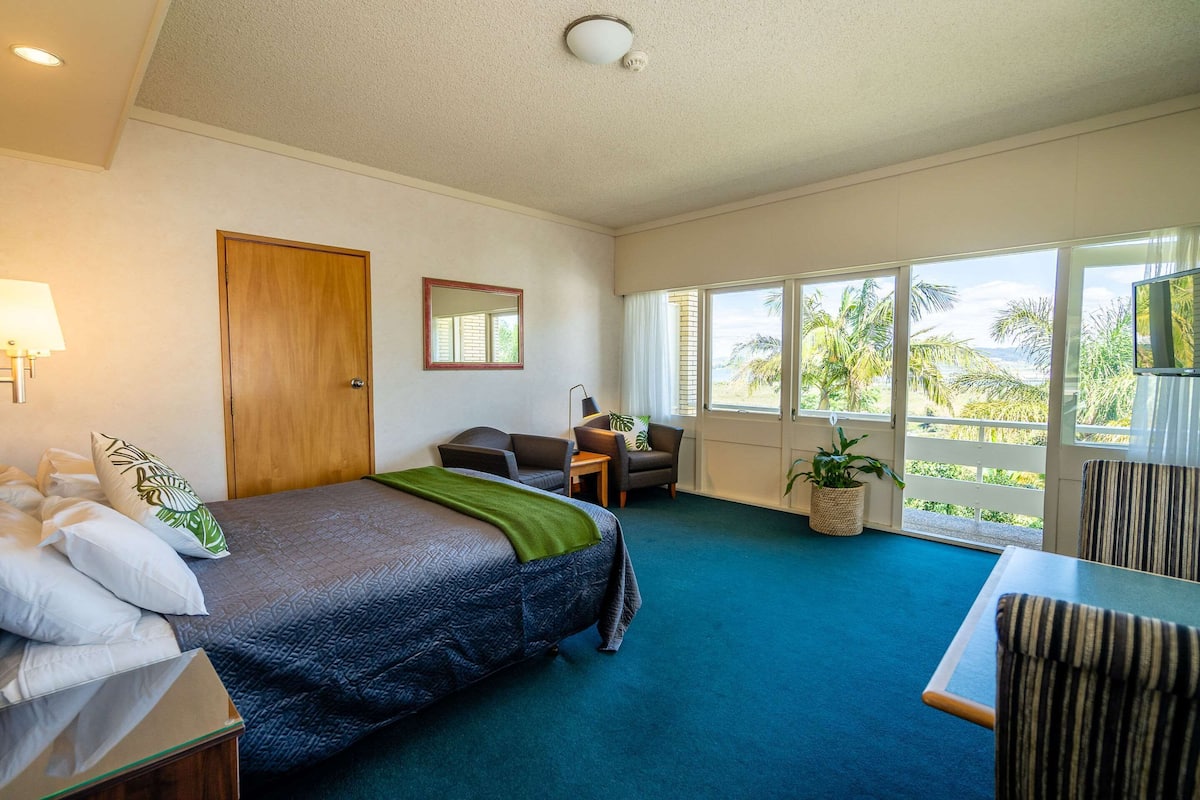 Standard Studio | Minibar, in-room safe, desk, iron/ironing board