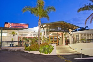 住宿正面 - 傍晚/夜晚