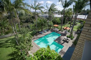 Outdoor pool, pool loungers - Comfort Hotel Flames Whangerei (Whangarei)