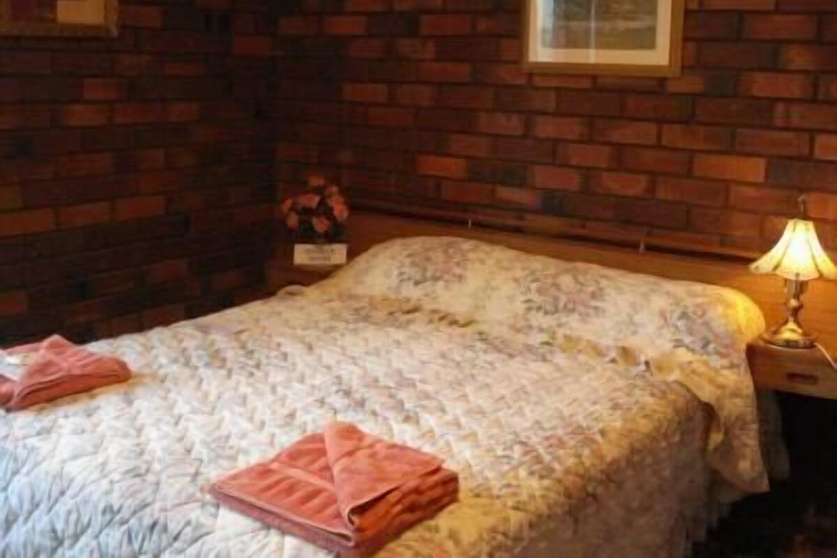 Standard-Suite, 1 Schlafzimmer, Nichtraucher, Gemeinschaftsbad (Double room) | 1 Schlafzimmer, Bettwäsche