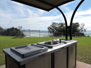 BBQ/picnic area - First Sun Holiday Park (Byron Bay)