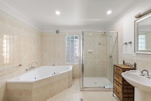 Apartamento, 1 habitación | Baño | Bañera de hidromasaje y artículos de higiene personal gratuitos