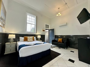 Studio | Premium bedding, down comforters, individually decorated - Charlesworth On The Park (Glen Innes)