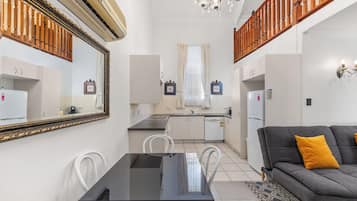 Apartment, 1 Bedroom | In-room dining