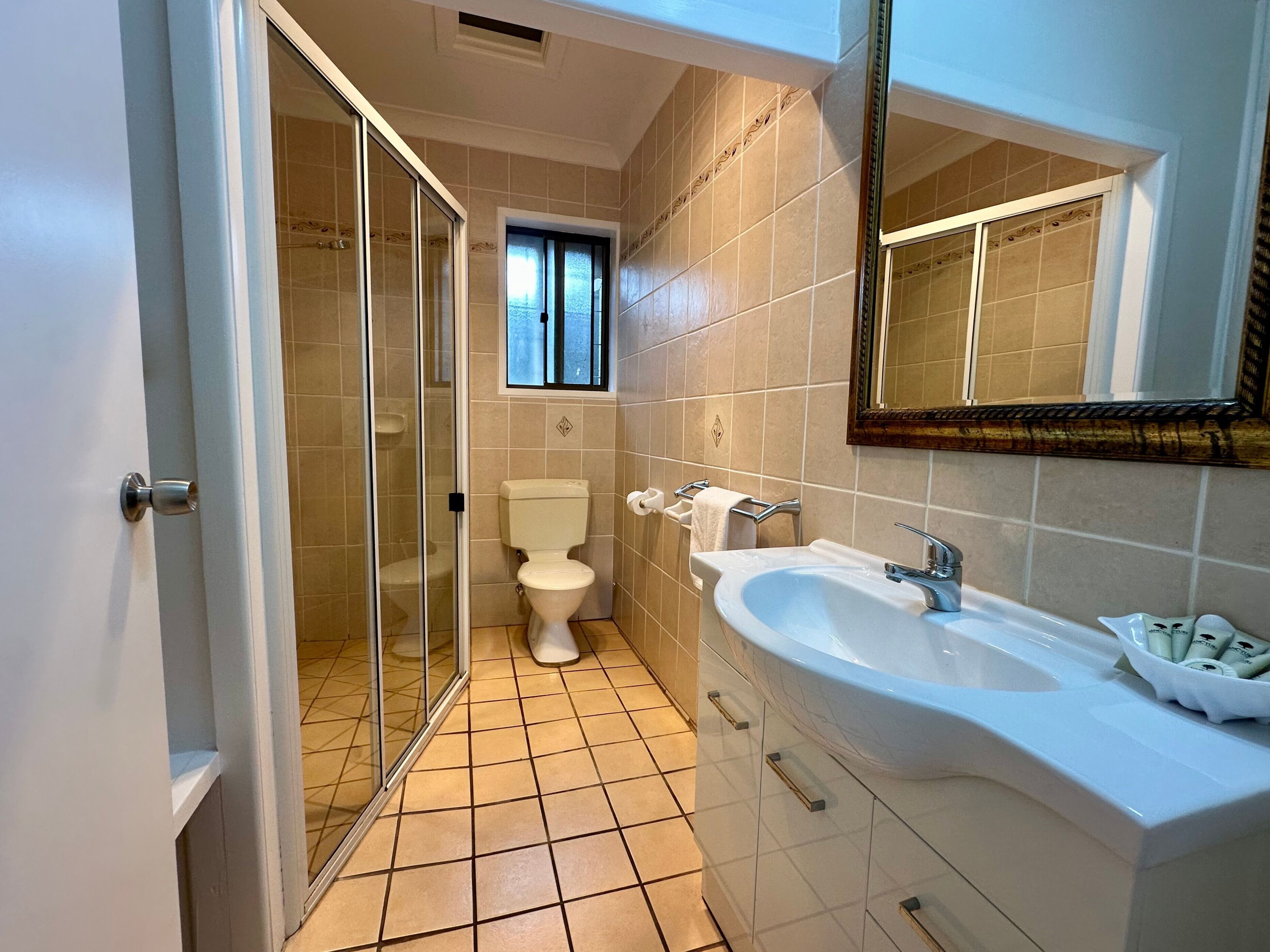 studio | bathroom | jetted bath, free toiletries, hair dryer, towels