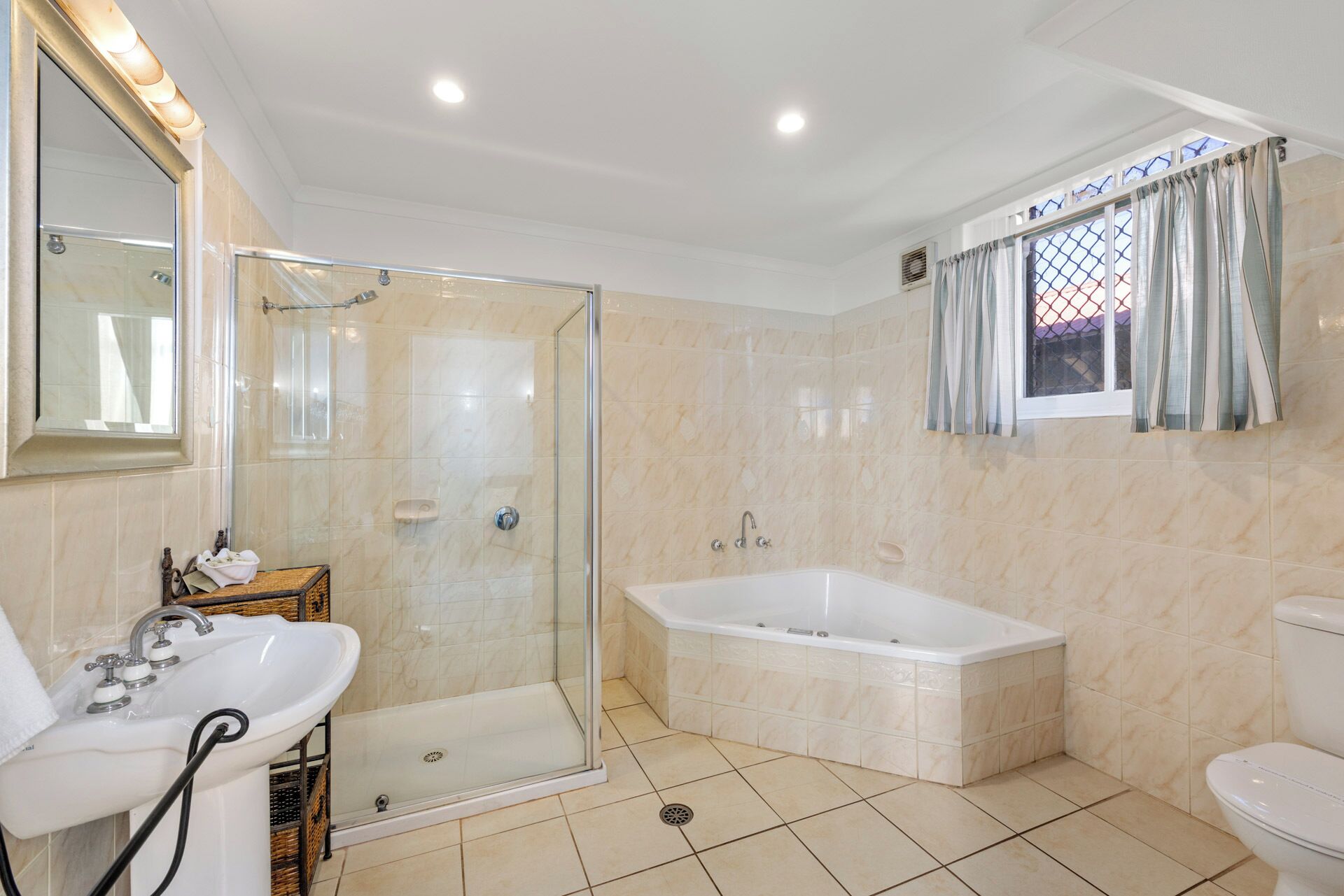 Apartment, 1 Bedroom | Bathroom | Jetted bath, free toiletries, hair dryer, towels