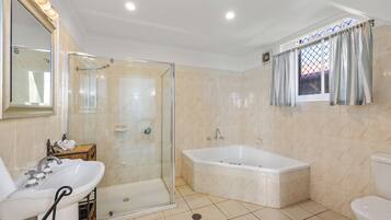 Apartment, 1 Bedroom | Bathroom | Jetted bath, free toiletries, hair dryer, towels