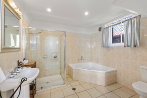 Apartment, 1 Bedroom | Bilik Mandi | Tab mandi berpancutan, kelengkapan dandanan diri percuma 