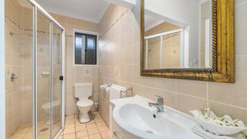Studio | Bathroom | Jetted tub, free toiletries, hair dryer, towels