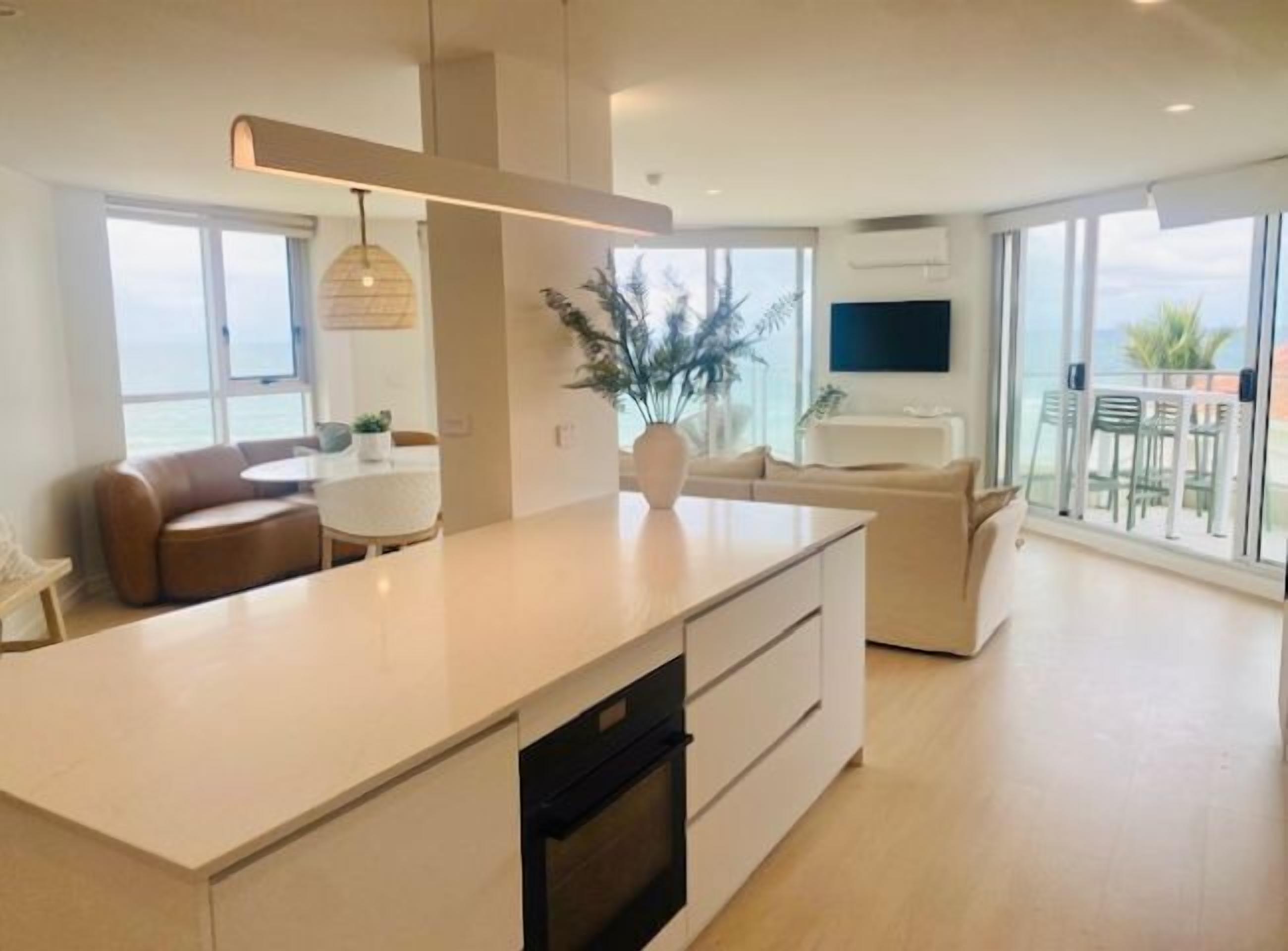 Apartamento, 2 quartos, de frente para o oceano | Área de estar | TV LCD 40 cm com canais digitais, TV