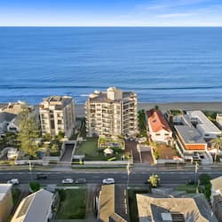 Vista frontal de la propiedad