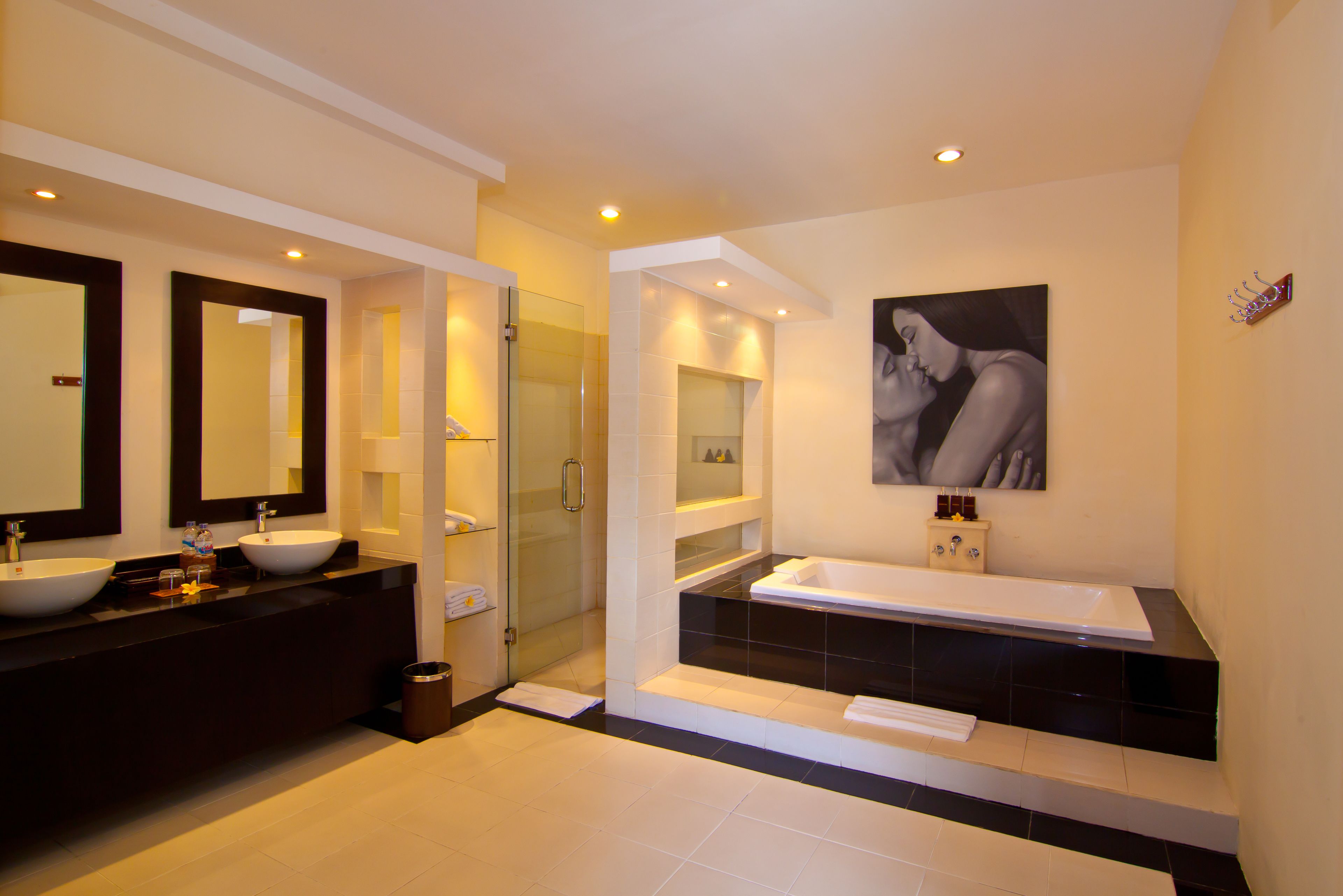 Bathtub dan shower terpisah dan perlengkapan mandi gratis
