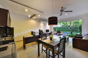 Geladeira, micro-ondas, cooktop, lava-louças