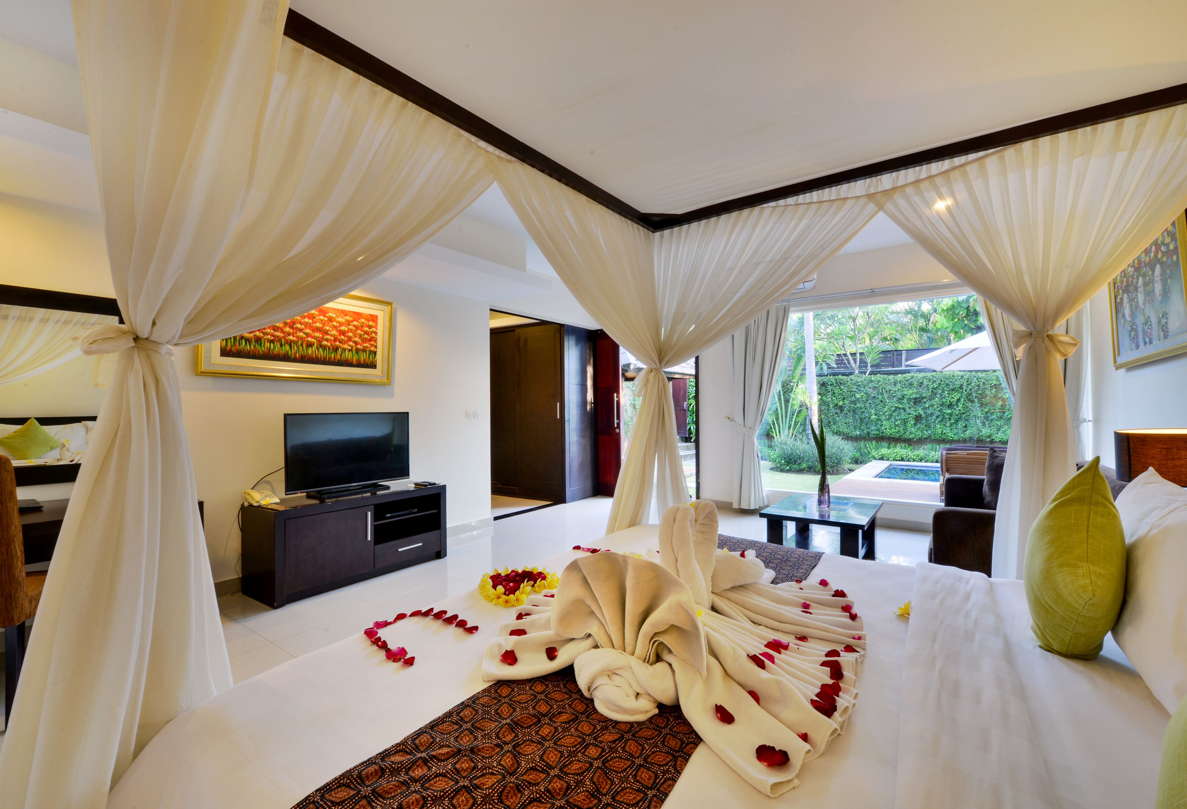 Minibar, caja de seguridad en la habitación y escritorio 