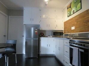 Villa | Cocina privada | Refrigerador con congelador, microondas y parrilla de estufa 