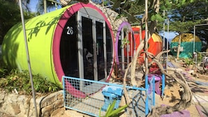 Garden View Tube (Shared Bathroom)