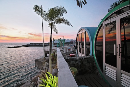 Sea View Tube (Shared Bathroom) | ๋ฐฉ์ ์ค๋น, ์นจ๋ ์ํธ